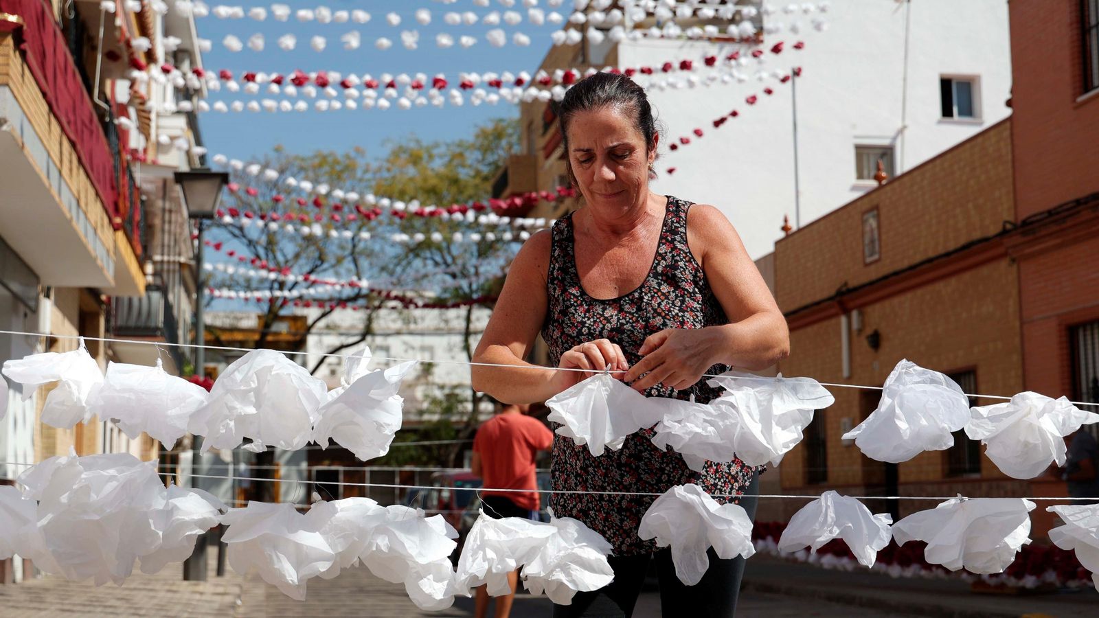 Una vecina ultima los preparativos para la salida extraordinaria