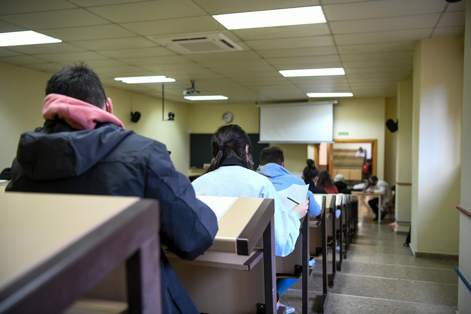 Varias personas presentan un examen. Varias personas presentan un examen.