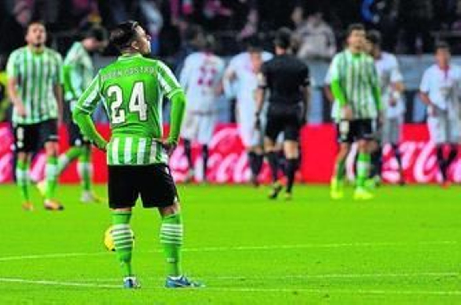Rubén Castro, con el resto de jugadores del Betis al fondo, resignado tras encajar el cuarto gol.