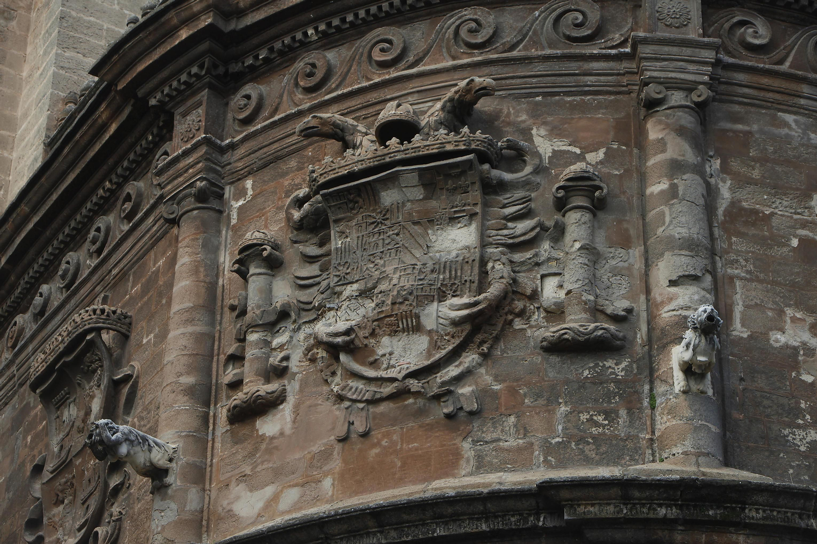 La limpieza  de la Capilla Real de la Catedral, en imágenes