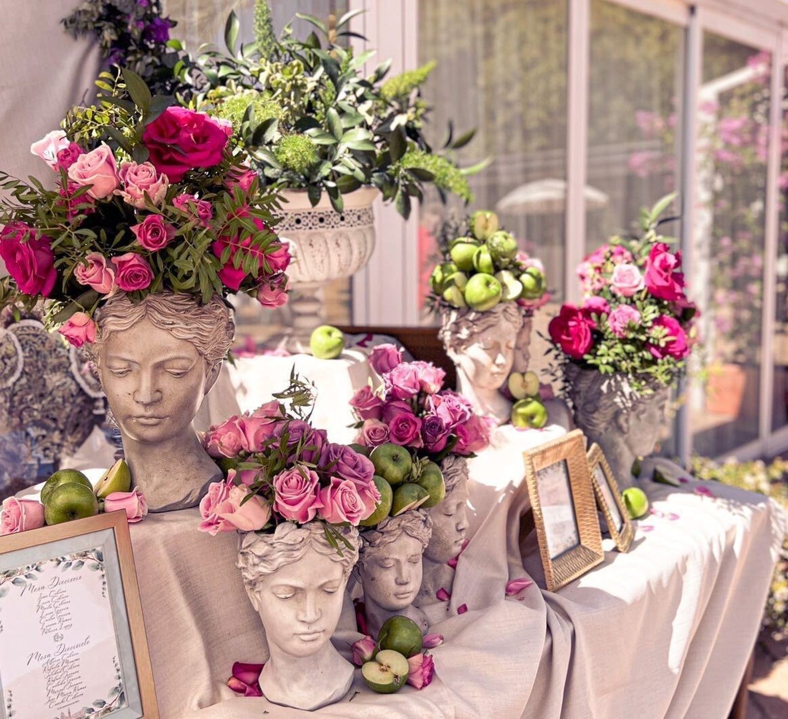 Las esculturas clásicas a modo de jarrón son unas de las señas de identidad de Alegoría Decoración