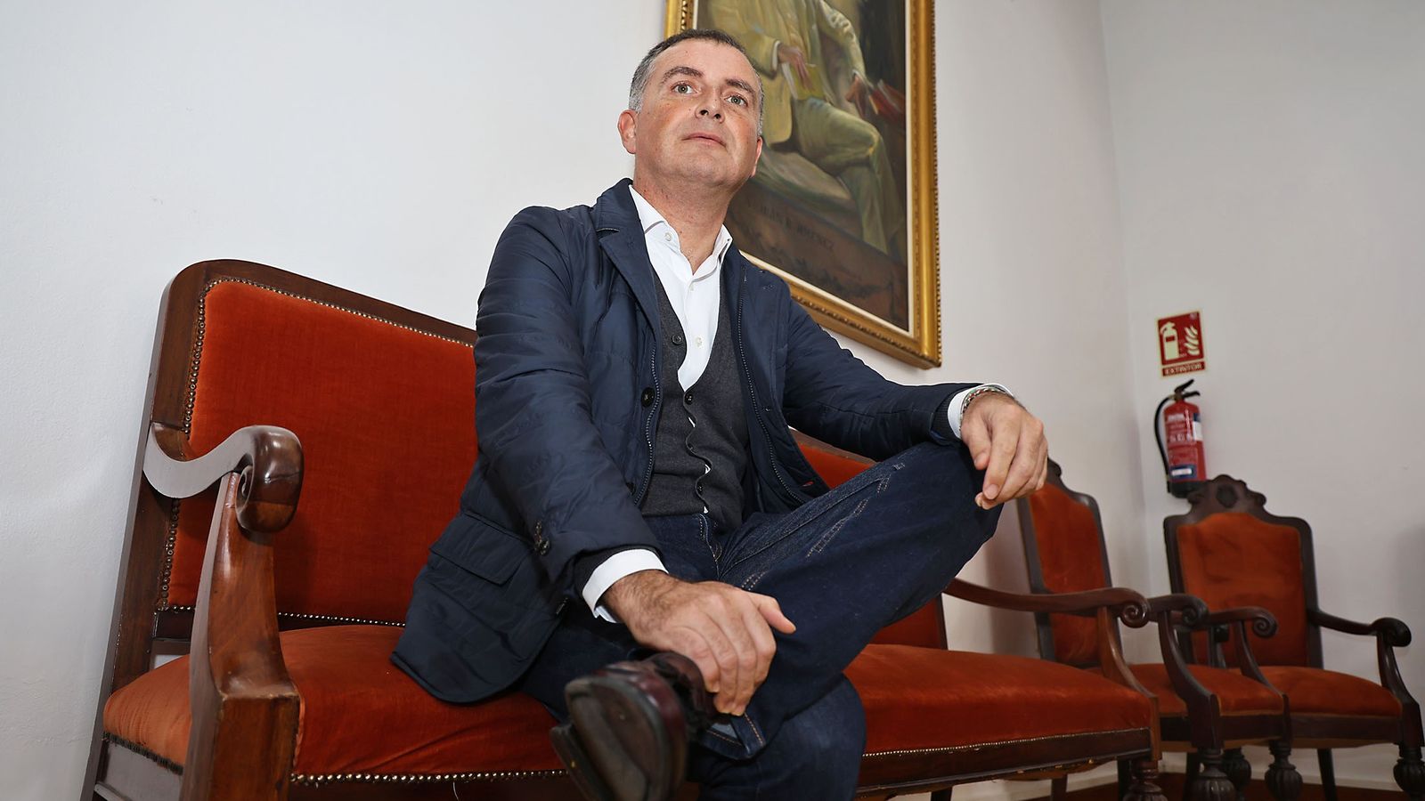 El alcalde Gustavo Cuéllar en el interior del Ayuntamiento de Moguer.