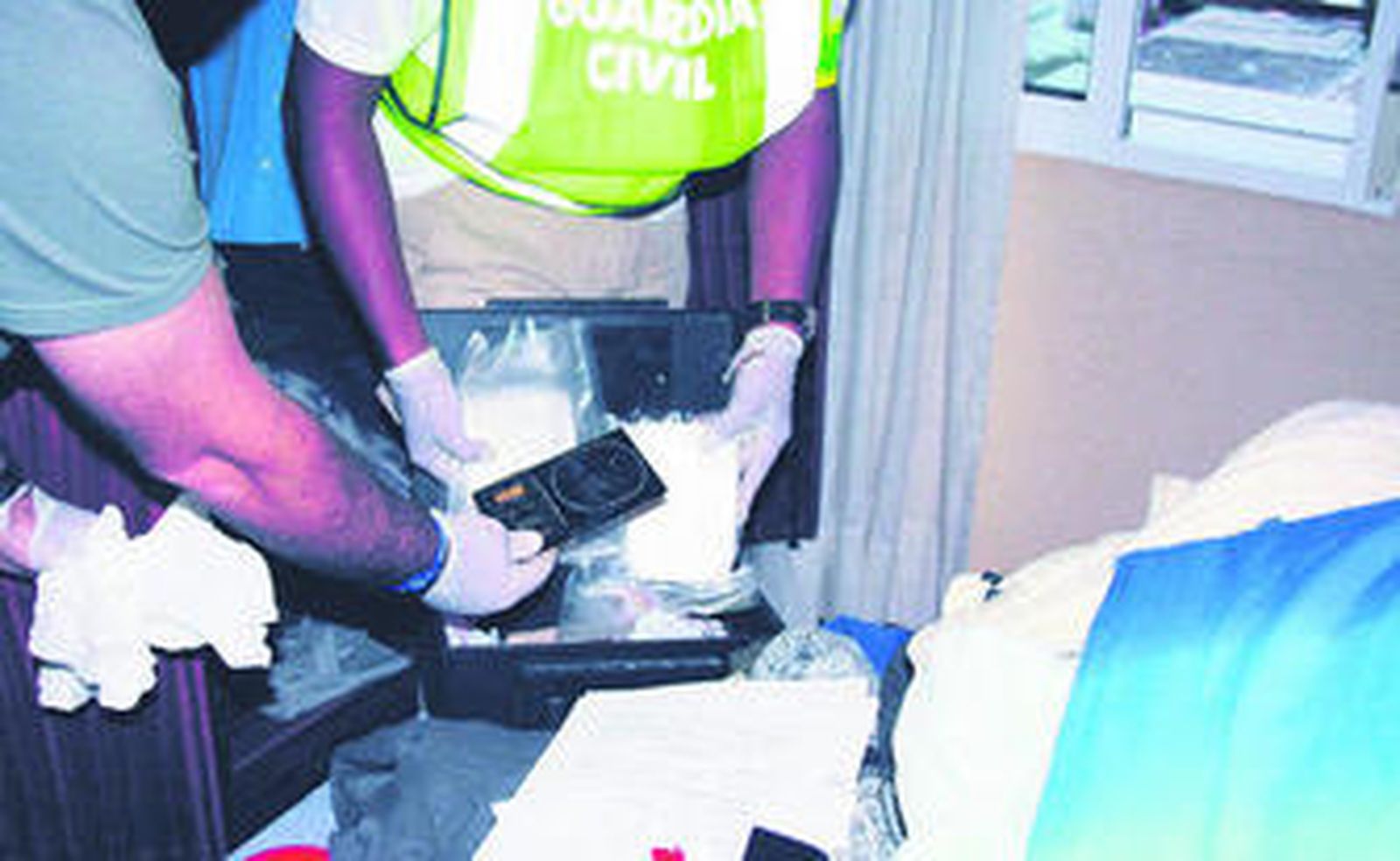 Agentes, en uno de los registros en la provincia en julio: fueron detenidas 24 personas, 23 quedaron libres.