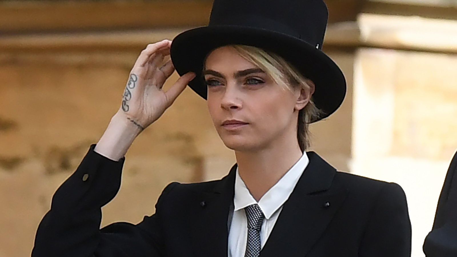El traje masculino de la modelo Cara Delevingne