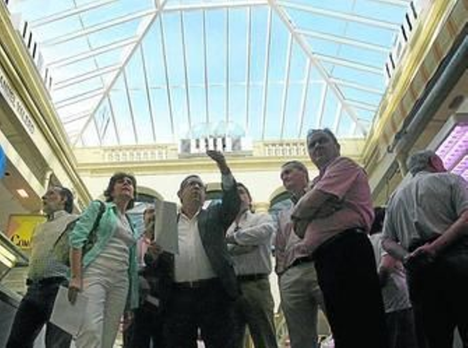 Ricardo Rojas, bajo el nuevo lucernario del mercado de la plaza de la Corredera.