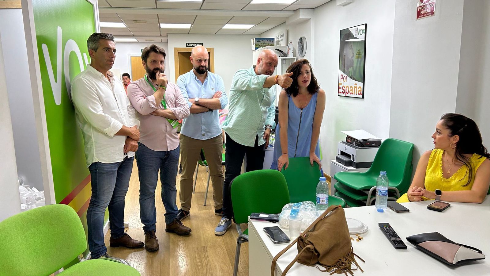 Cargos y candidatos de Vox durante el seguimiento del escrutinio