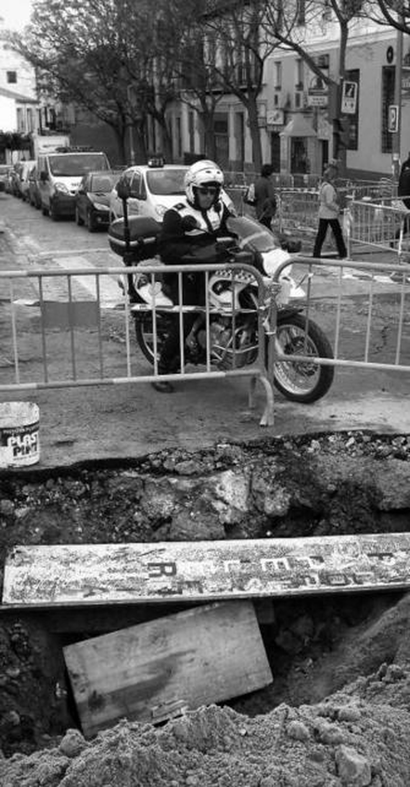 Uno de los socavones realizados para reparar la avería.