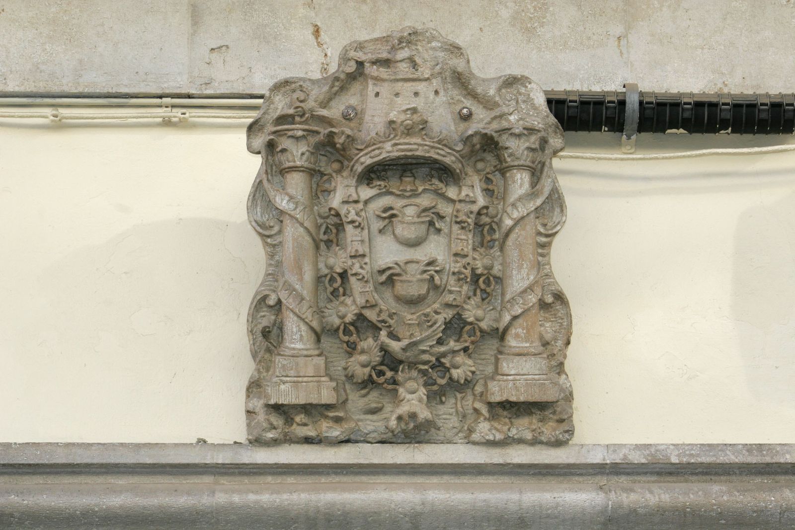 El escudo sin el guardapolvo y rodeado de cables.