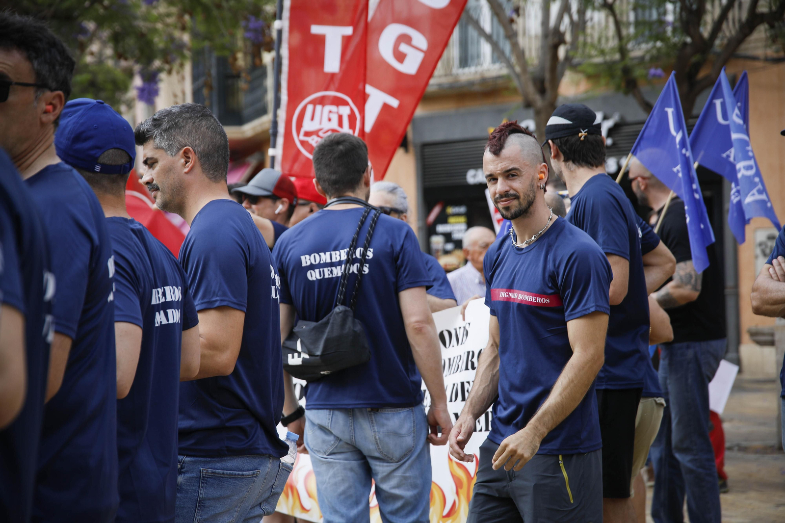 Manifestación de los bomberos quemados de Almería, en imágenes