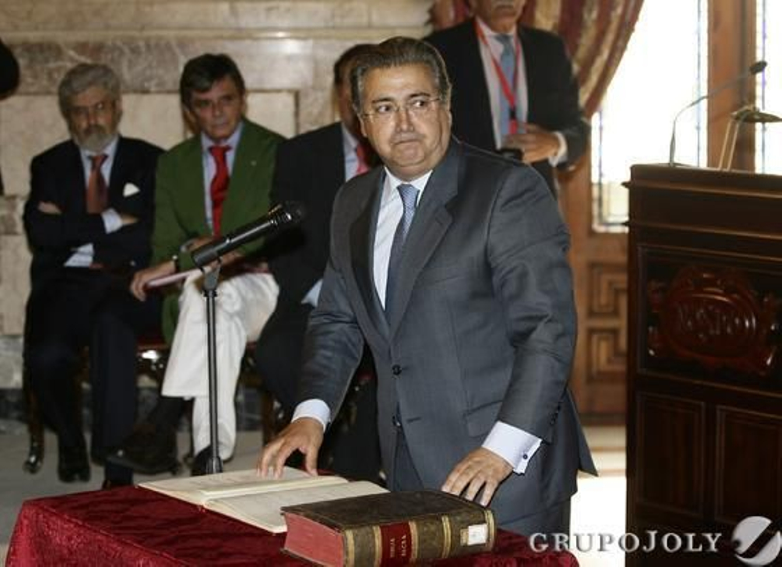 Zoido, jurando su cargo de concejal.

Foto: Antonio Pizarro - Manuel Gómez