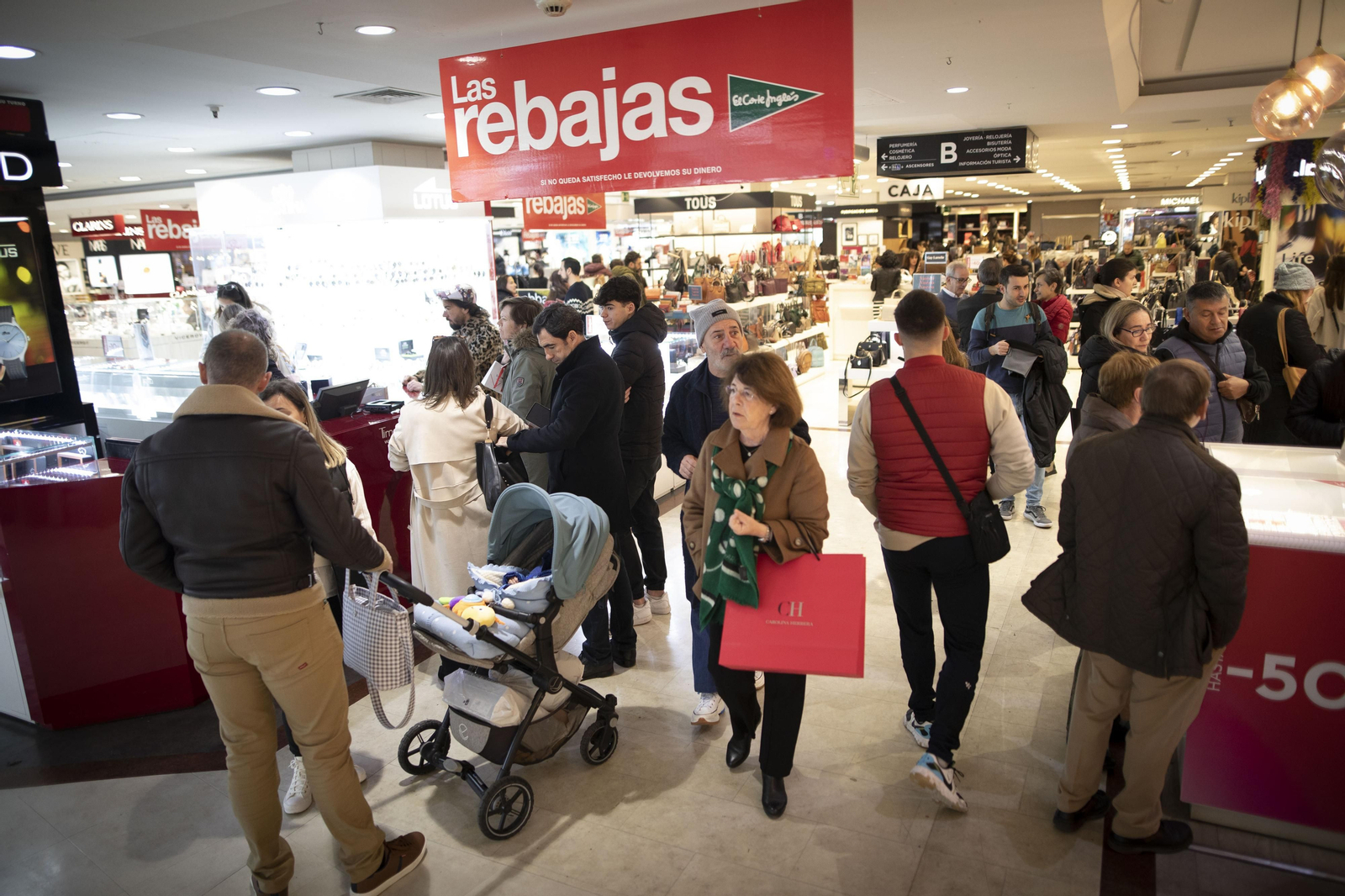 Las grandes superficies comerciales han sido las más visitadas este domingo por los granadinos