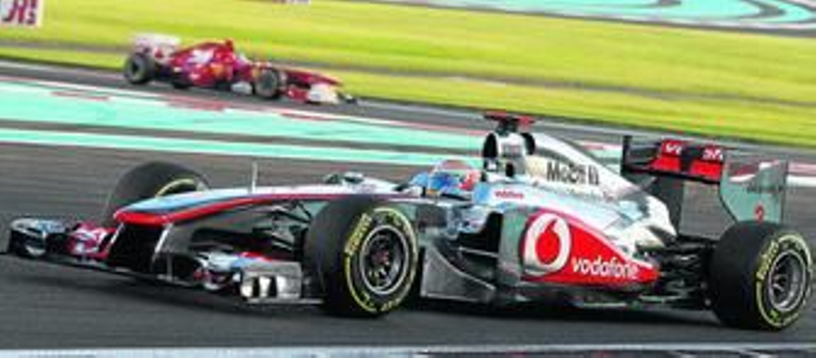 El McLaren del británico Lewis Hamilton encabeza la carrera de Abu Dhabi con el Ferrari de Fernando Alonso en segundo plano.