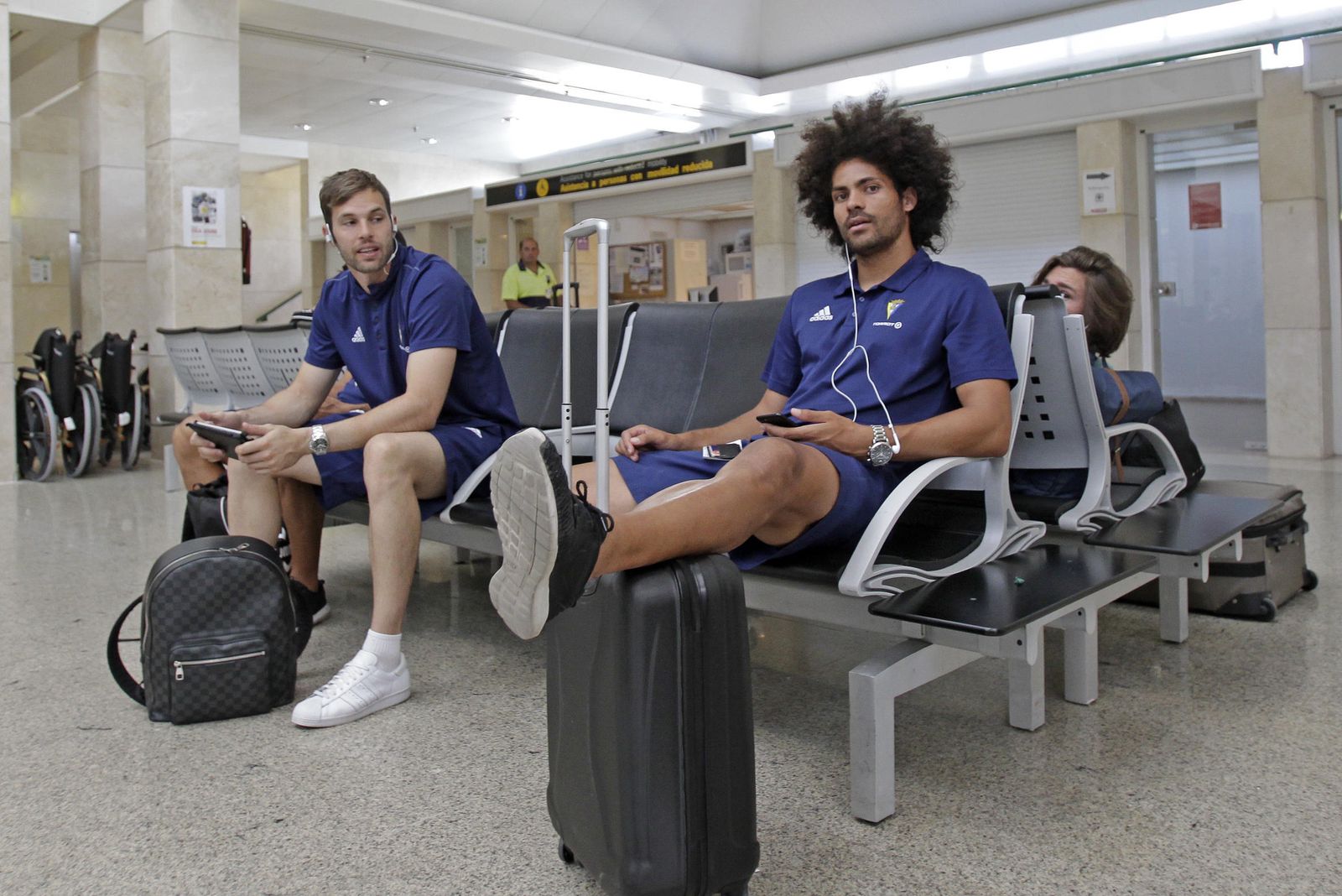 La plantilla, esperando el vuelo en el aeropuerto de Jerez