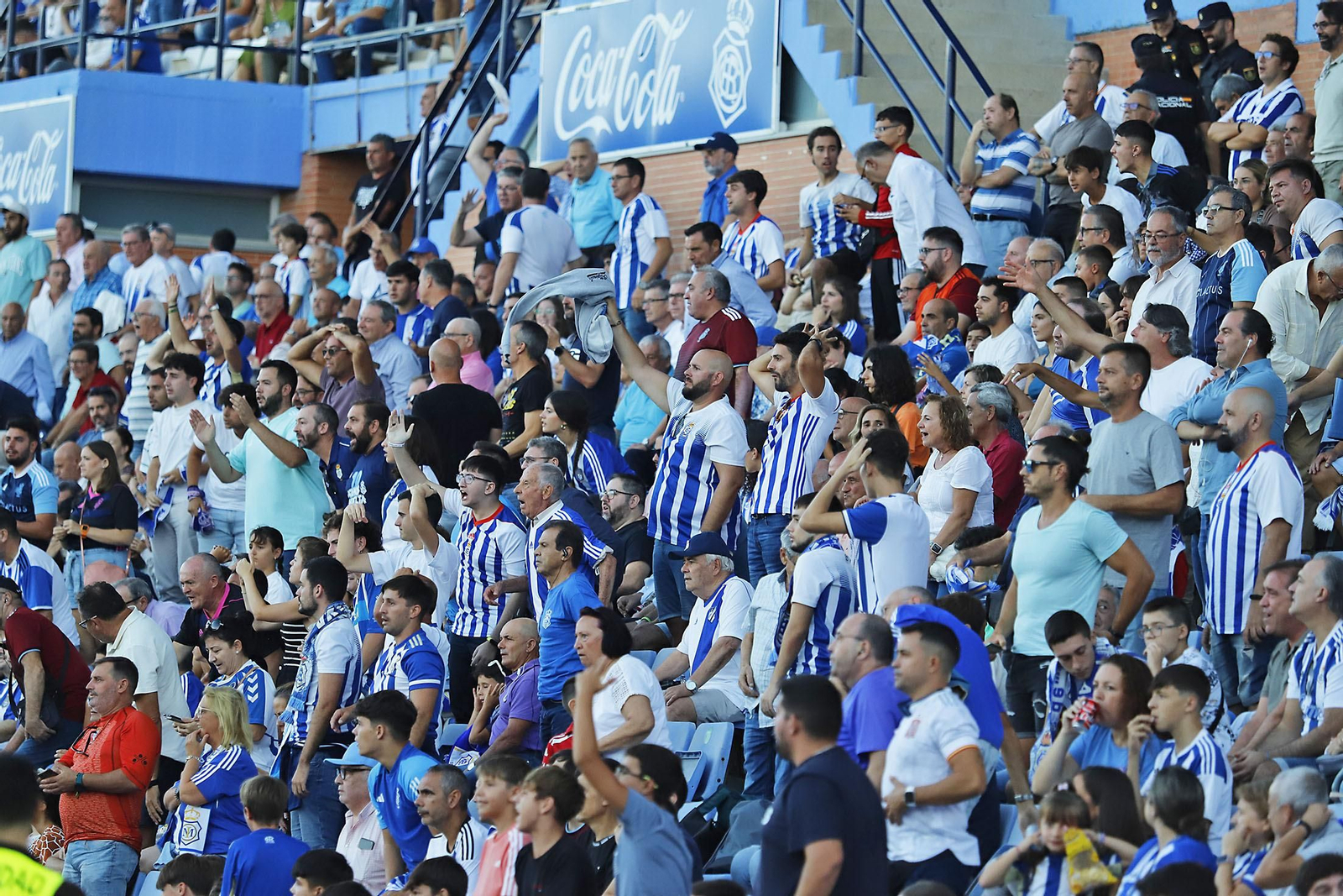 Imágenes del ambiente en el Recreativo de Huelva y Antequera CF
