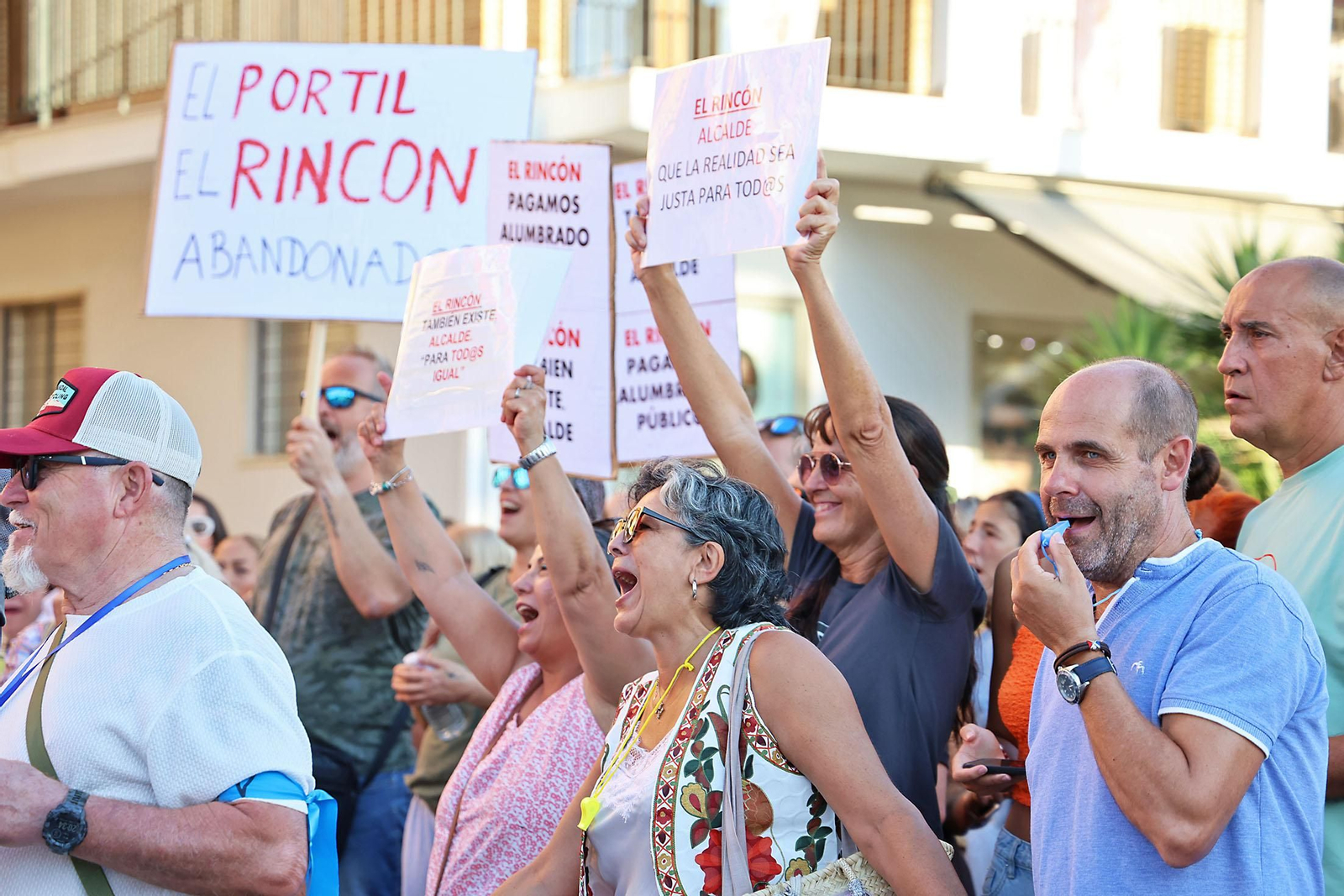 Imágenes de la concentración de los vecinos del Portil por el abandono de la playa