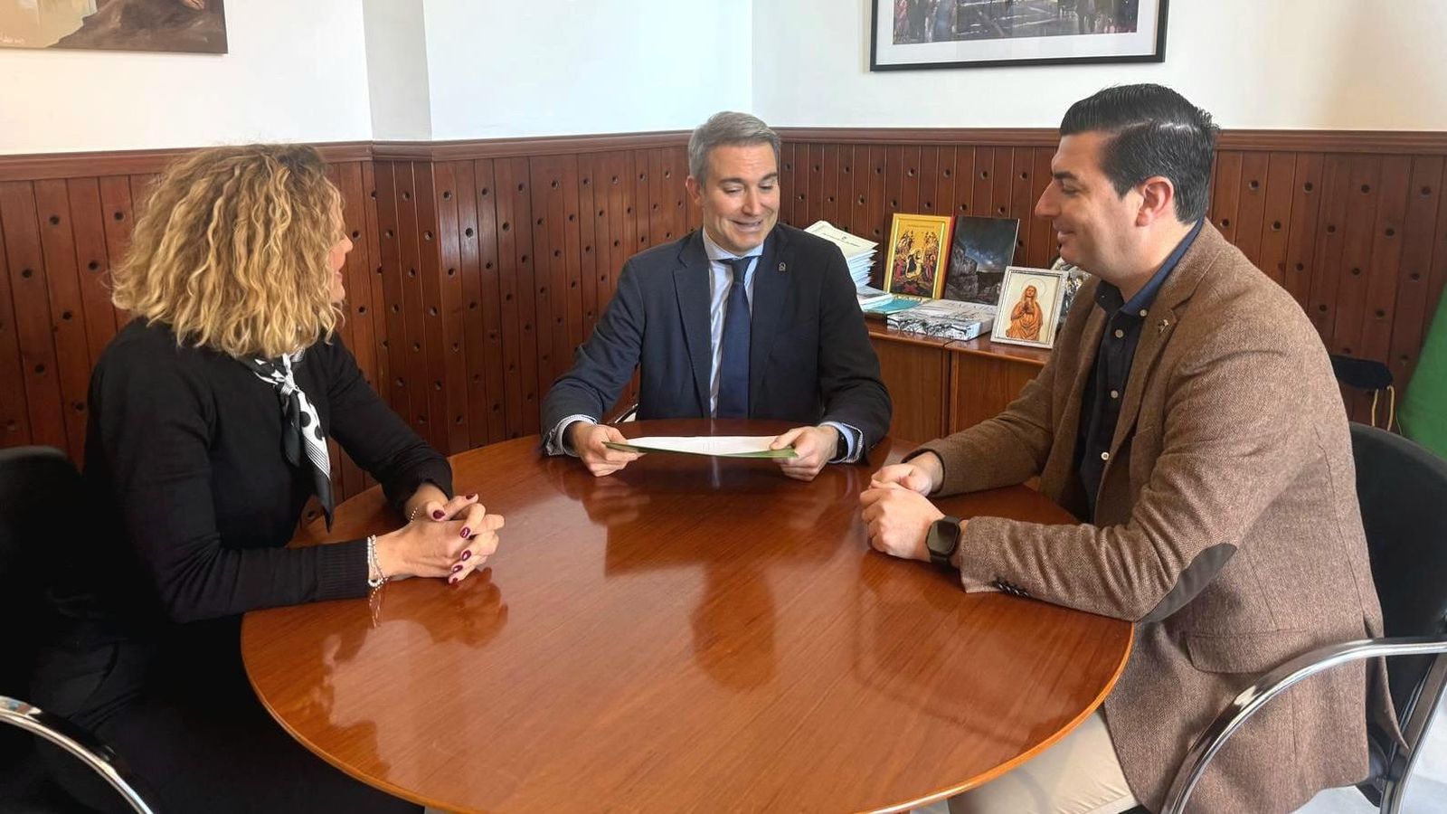 Reunión para la entrega de la acreditación.