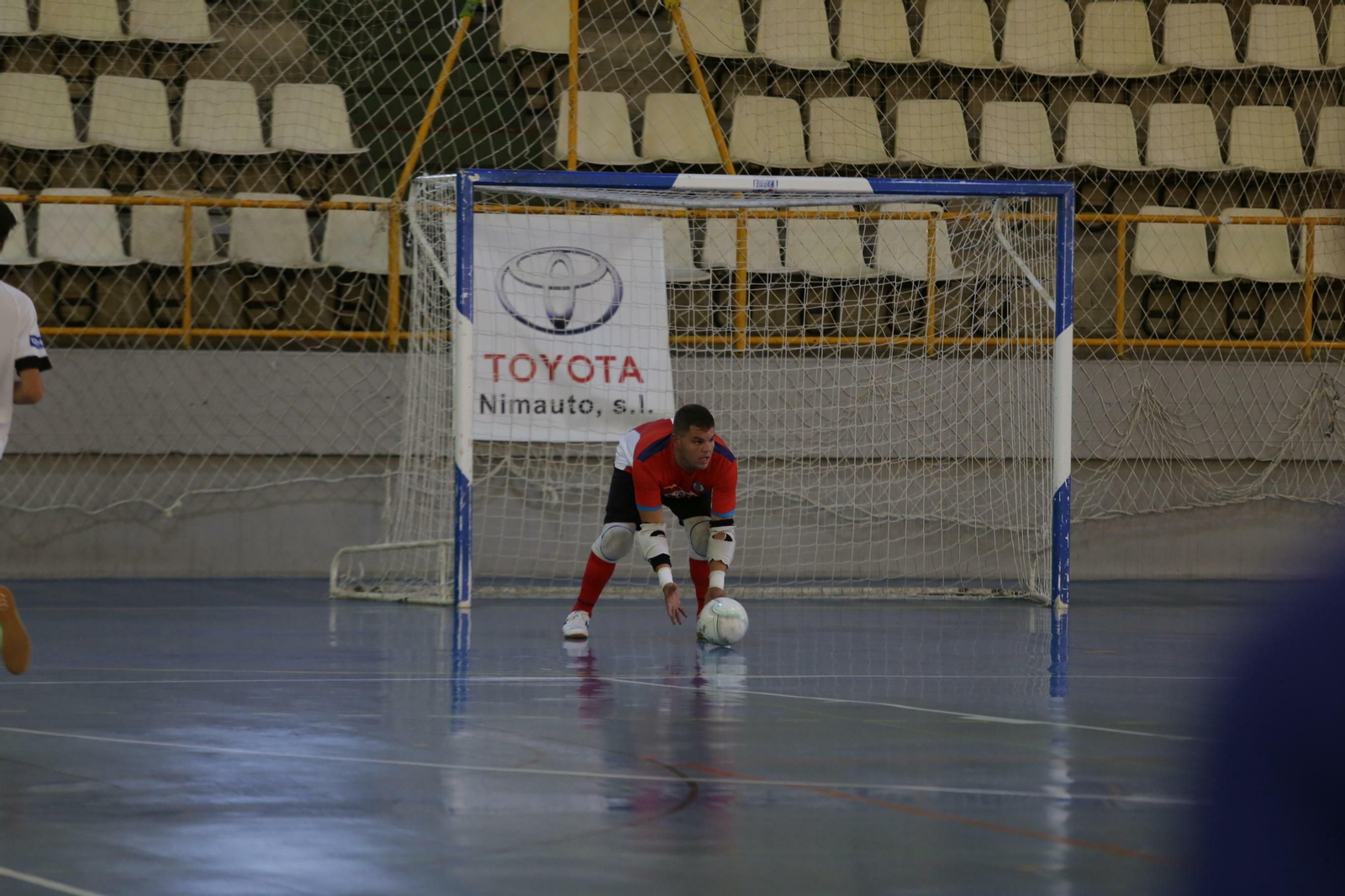 Juanlu recoge un balón en un partido con el Xerez DFC Toyota Nimauto.
