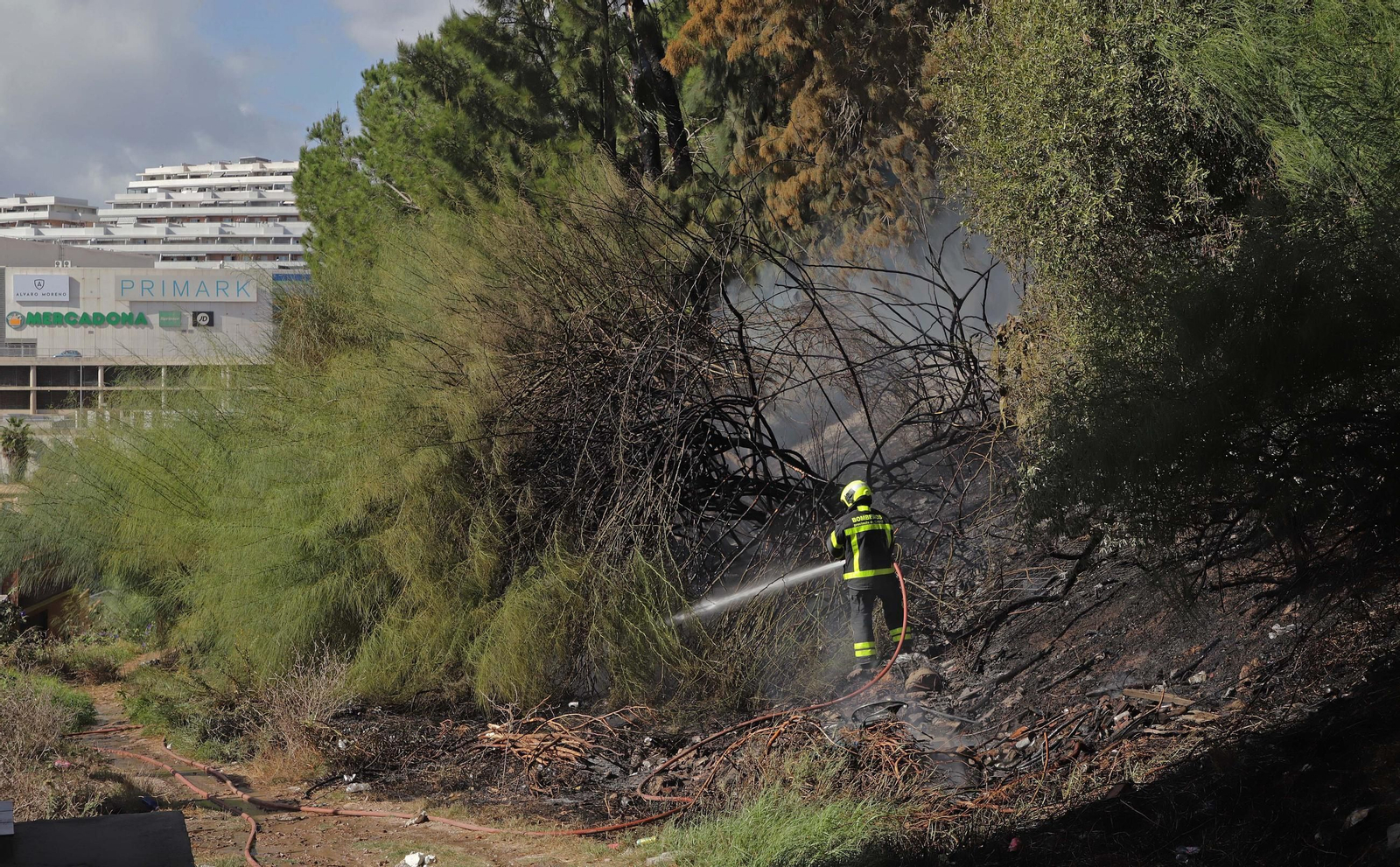 Fotos del incendio cercano al Bahía Park en la calle Sardina de Algeciras