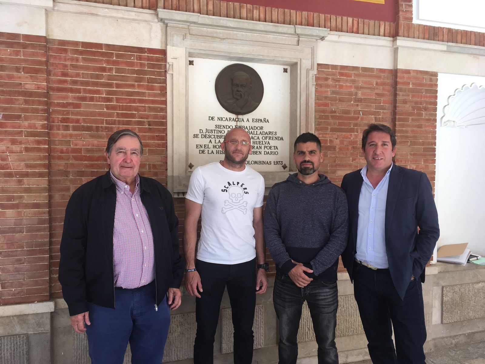 Gallardo, durante su reunión con representantes del sindicato mayoritario de Bomberos de la capital.