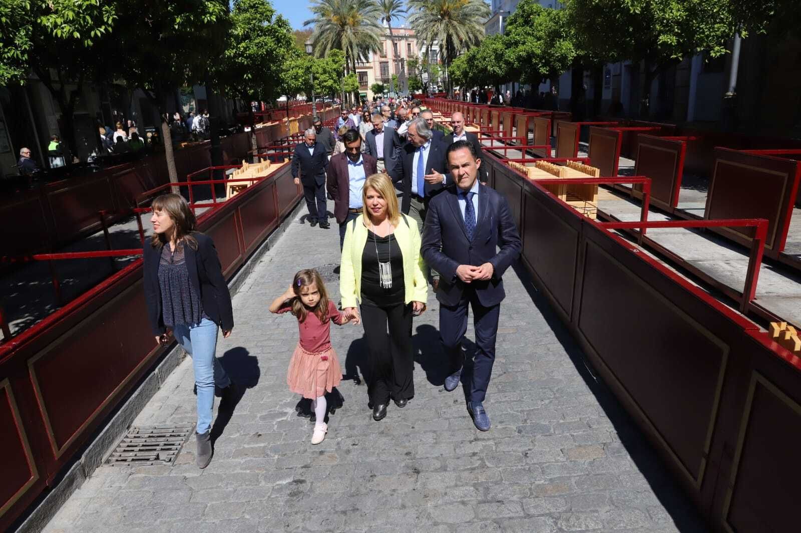 La alcaldesa y el presidente, el pasado año, visitando la Carrera Oficial en un magnífico Sábado de Pasión