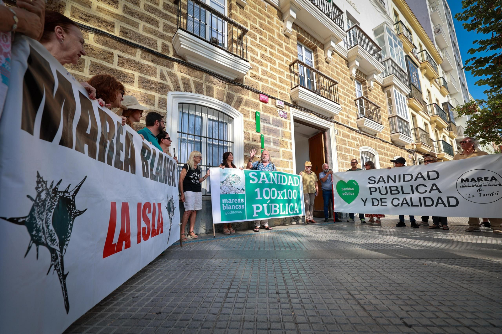 Concentración de Mareas Blancas ante el distrito sanitario Bahía de Cádiz-La Janda.