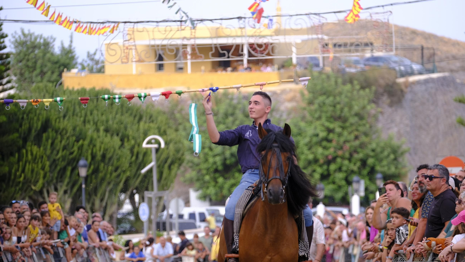 La popular carrera de cintas a caballo de las Fiestas de Mojácar, en imágenes