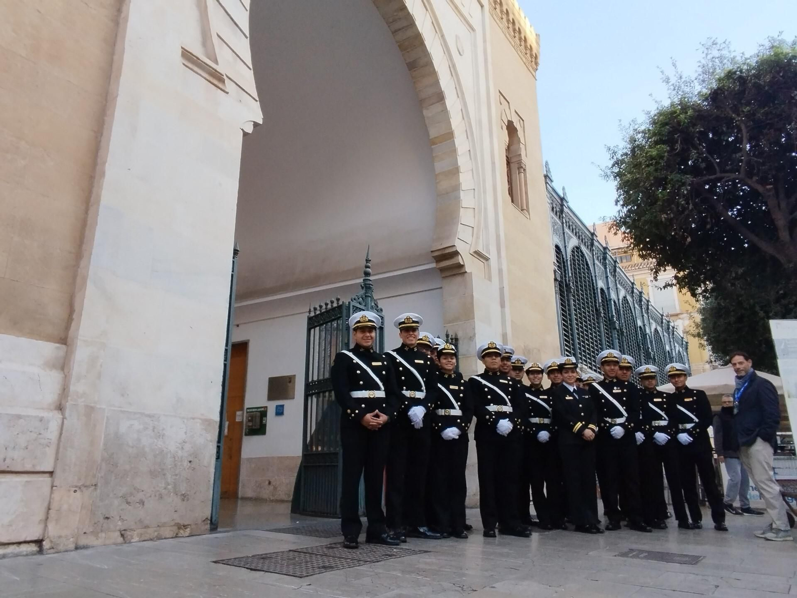 Cadetes del barco de Perú atracado en Málaga, ante el mercado de Atarazanas.