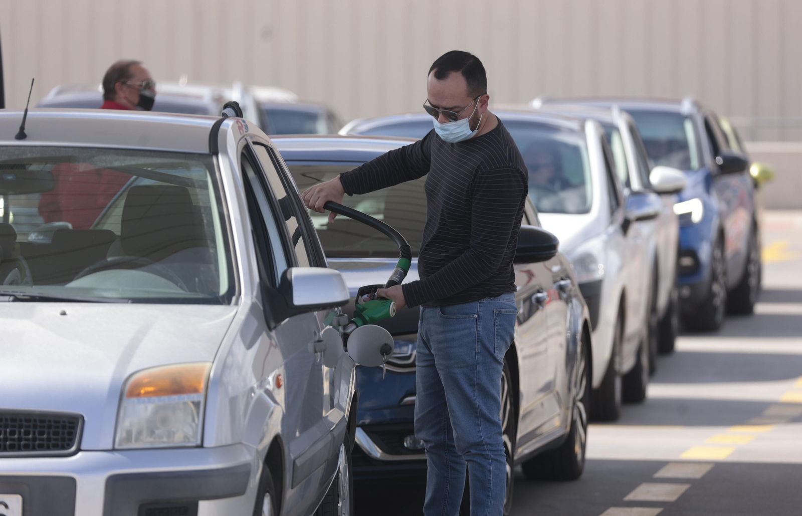 Un conductor reposta su vehículo este viernes, primer día de bonificación en el combustible.