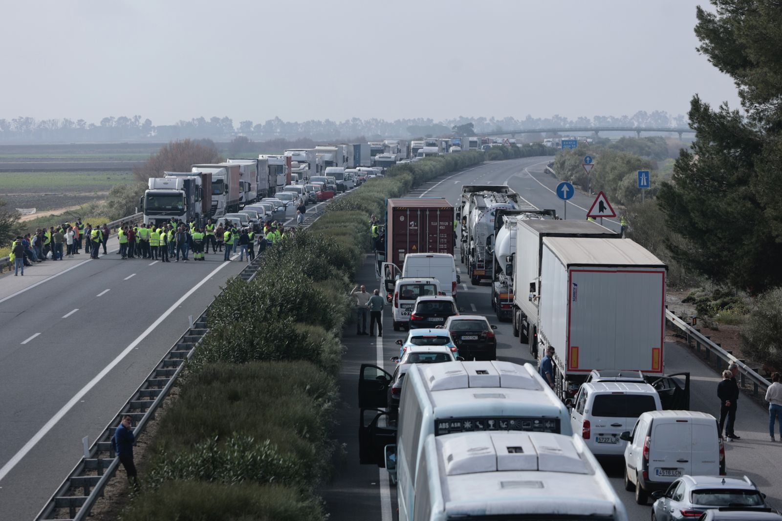 Segunda jornada de protesta de los agricultores en la AP-4 y la N-IV