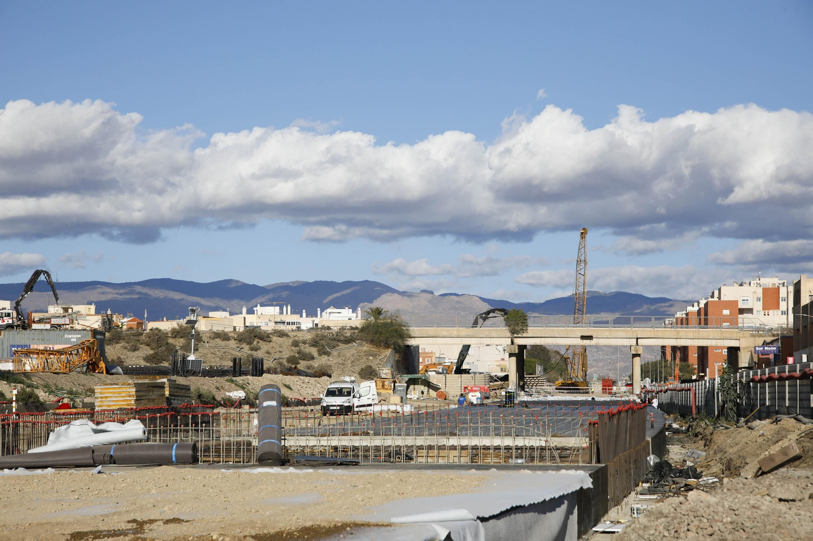 Las mejores imágenes del derribo en el puente de la autovía del aeropuerto y el túnel de La Goleta