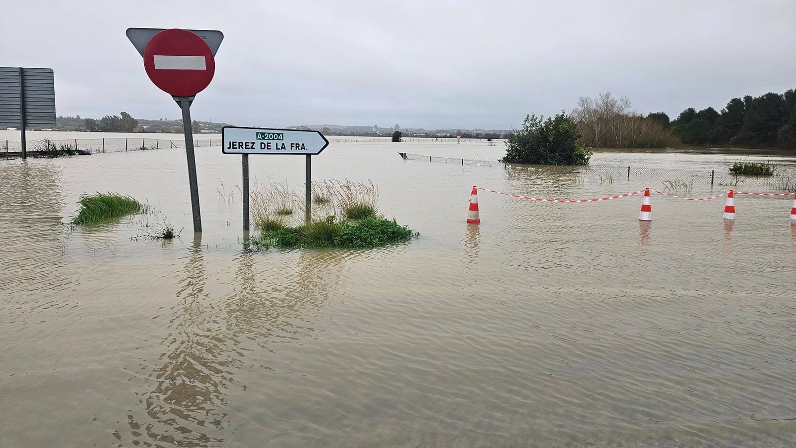 Carretera anegada por el río Guadalete en Jerez.