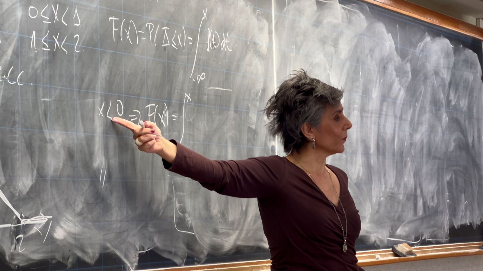 Carmen Baena, profesora asociada en la Universidad de Sevilla, durante una de sus clases
