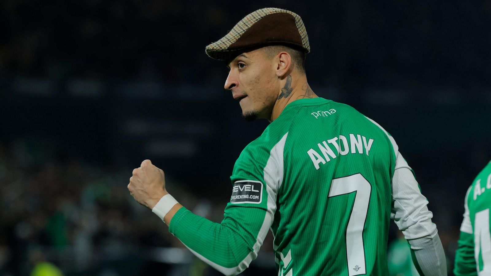 Antony se coloca una gorra lanzada desde la grada.