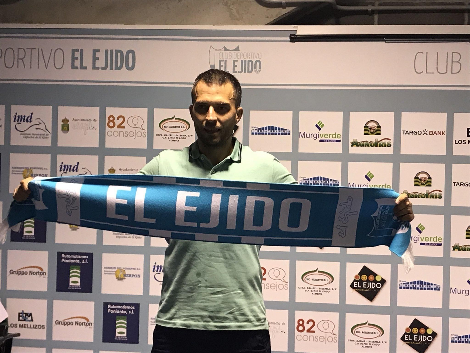 El centrocampista cacereño durante su presentación oficial el domingo por la noche.