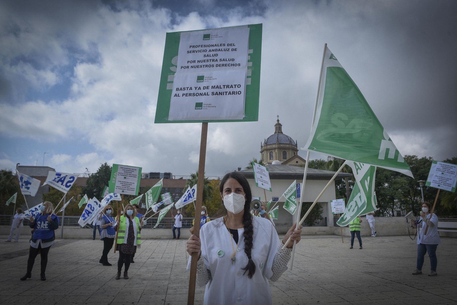 Concentración de sanitarios en la puerta principal del Virgen del Rocío contra la orden emitida por la Junta.