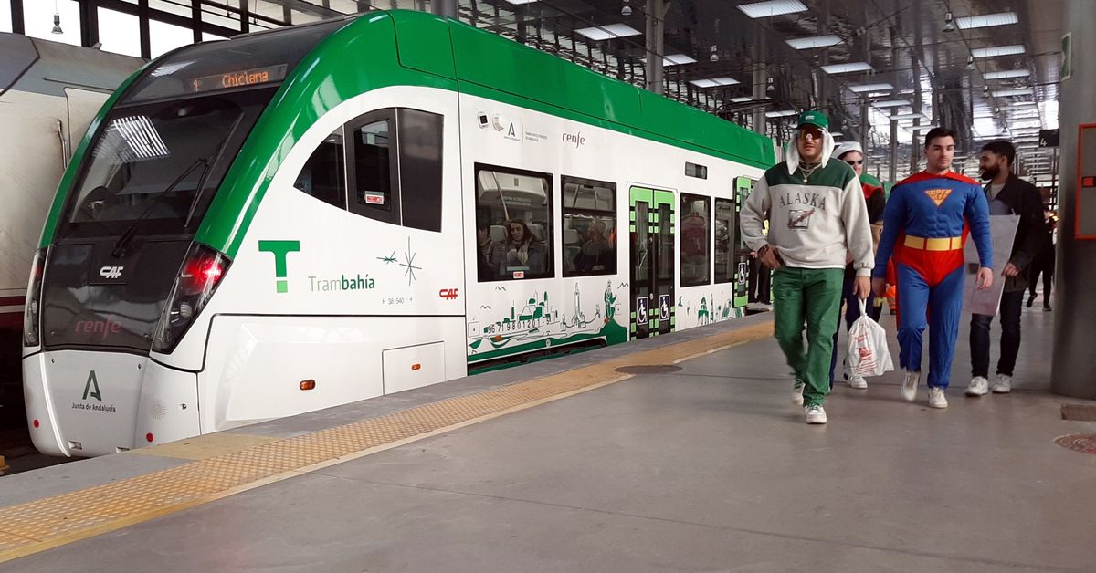 El tranvía aumenta su oferta para el Carnaval de Cádiz con un incremento del 60% de sus plazas