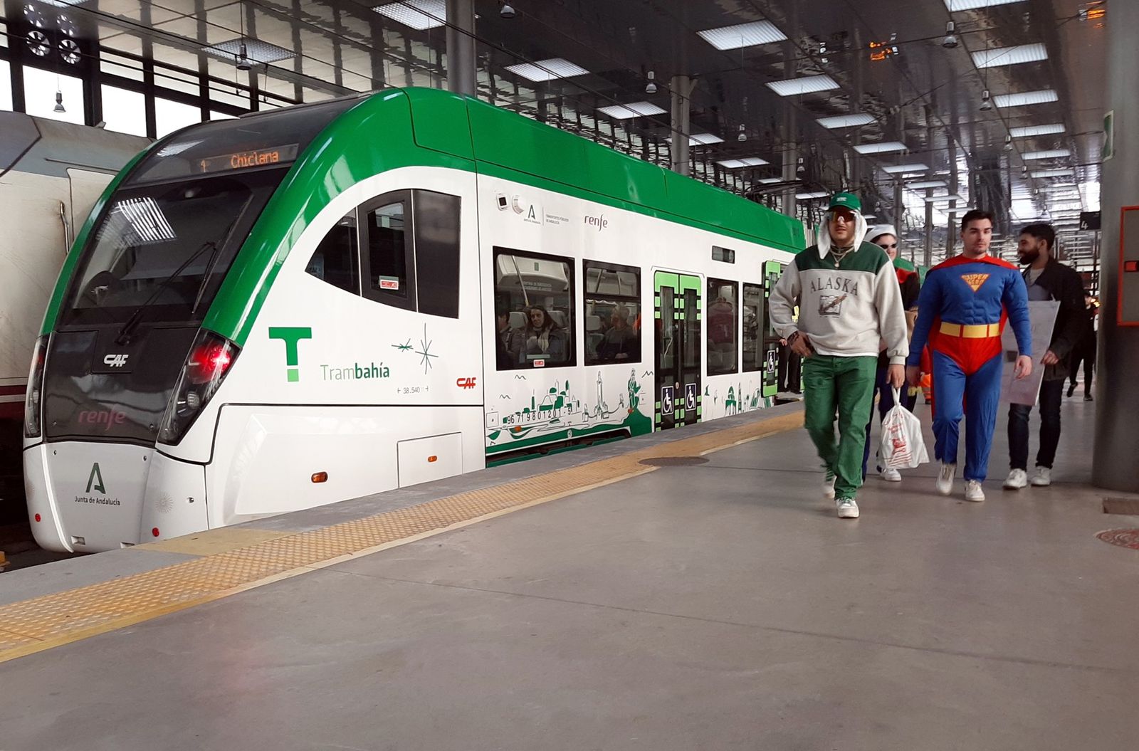 Usuarios del tranvía en los pasados Carnavales