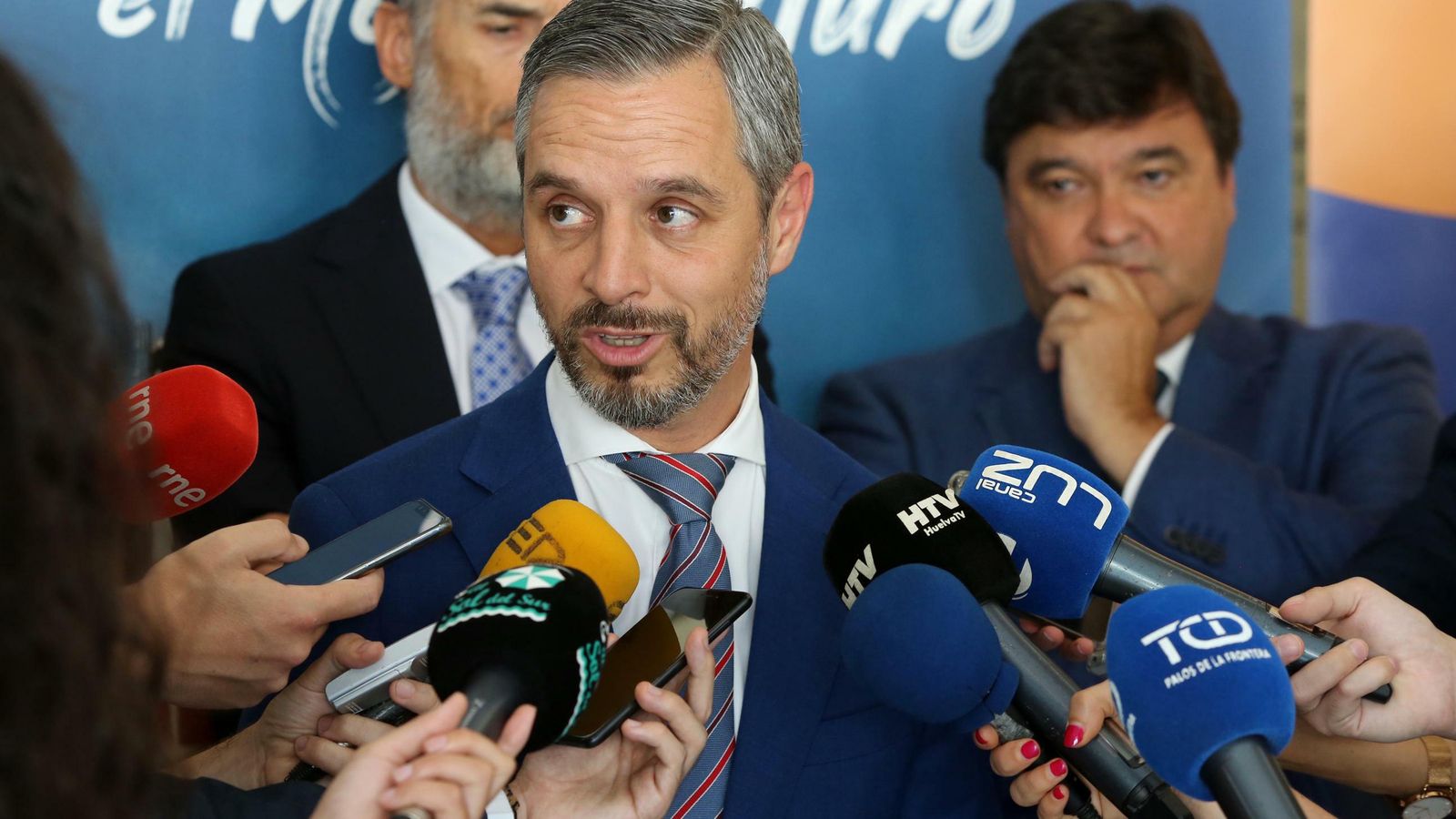 El consejero de Industria poco antes de comenzar su intervención en la presentación de la memoria de Aiqbe.