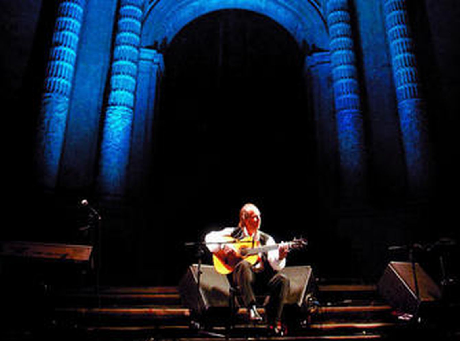 Paco de Lucía interpretando su arte con la Catedral de fondo