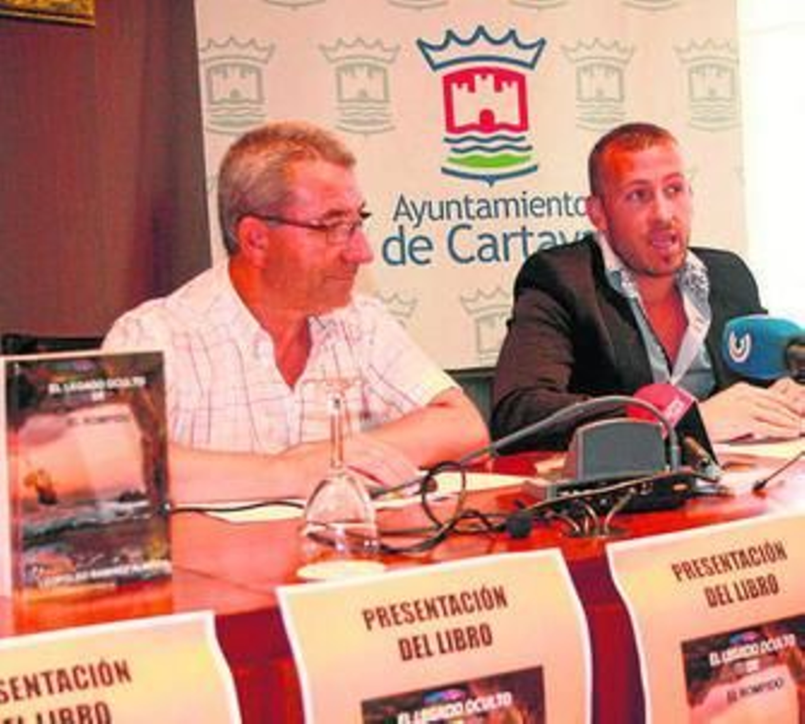 Domingo Crespo y Leopoldo Ramírez, en la presentación de la novela.