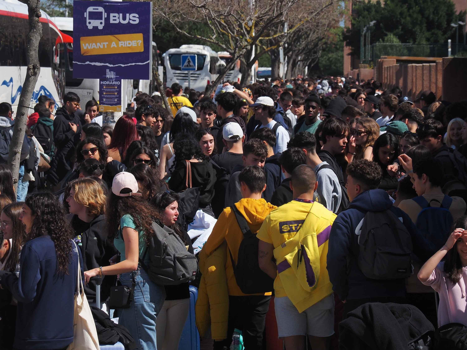Las fotos de la espectacular llegada de 10.000 estudiantes portugueses a Punta Umbría