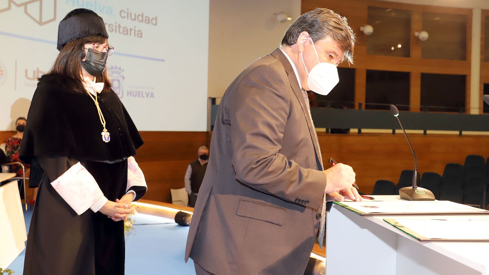 María Antonia Peña y Gabriel Cruz en la firma del acuerdo 'Huelva, Ciudad Universitaria', al inicio del acto de conmemoración del 3 de Marzo.