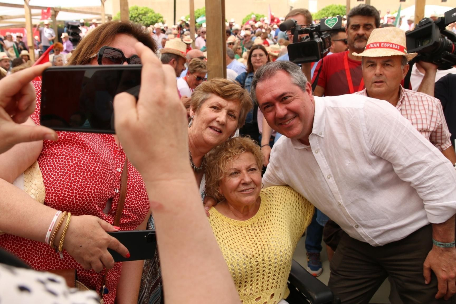 Juan Espadas comienza la campaña electoral con Pedro Sánchez, en imágenes