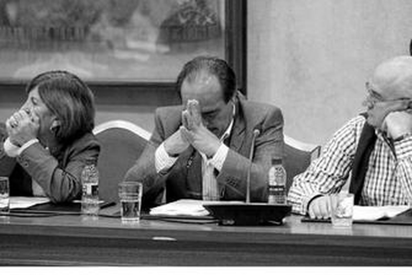 Jesús Mayoral, en el centro junto a los ediles Ángeles Salas y Juan Roca, en pleno.