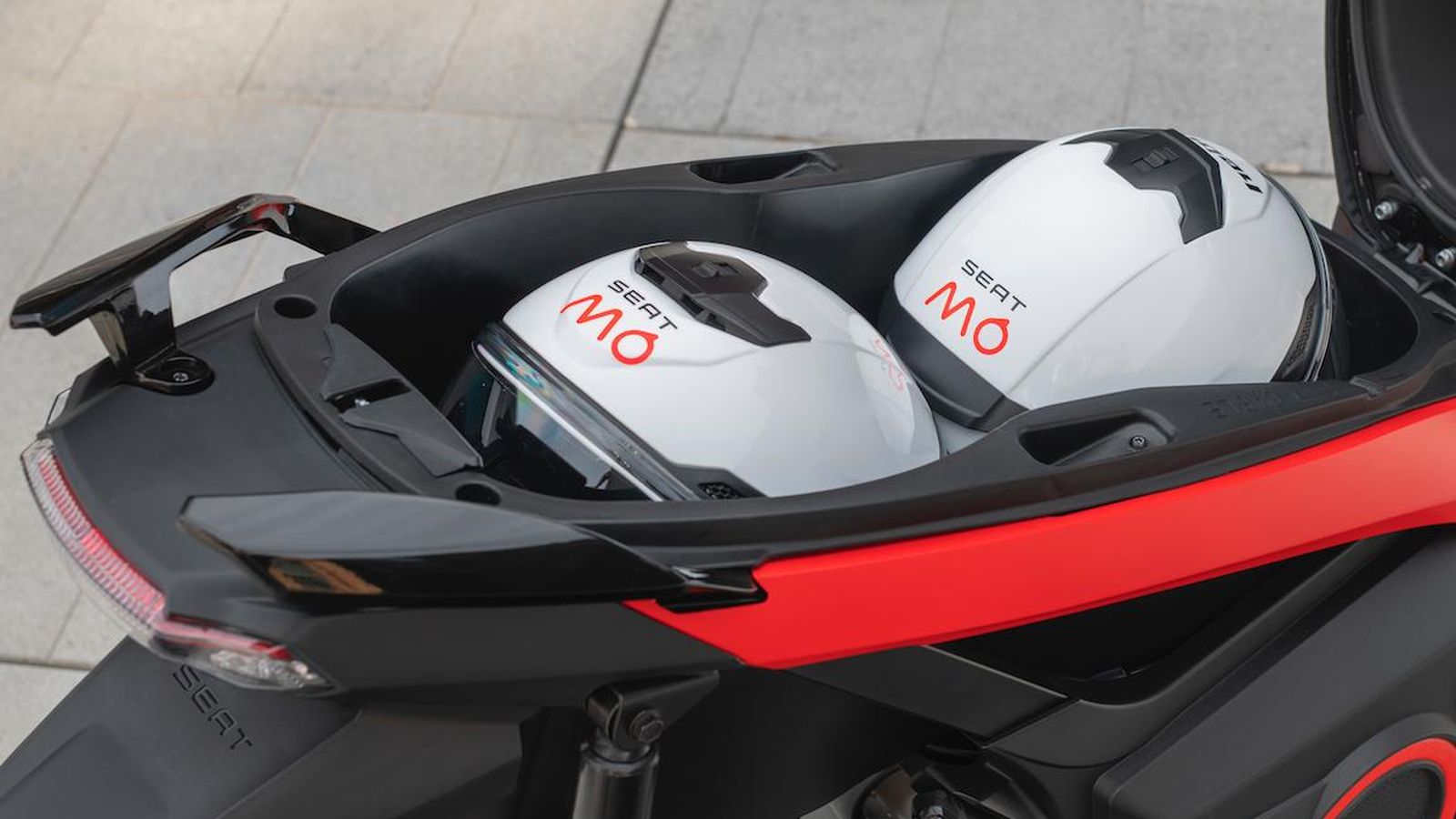 Como oferta de promoción, Seat regala un casco personalizado junto a otros accesorios como un soporte para el móvil.