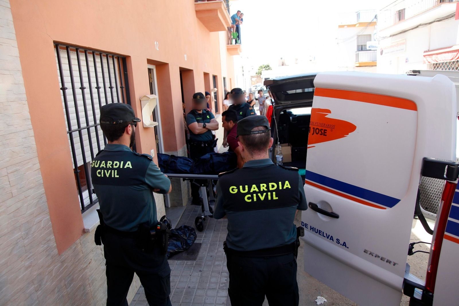 Los operarios de la funeraria sacan el cuerpo de Cristina de su casa en Lepe, el 7 de julio de 2018.