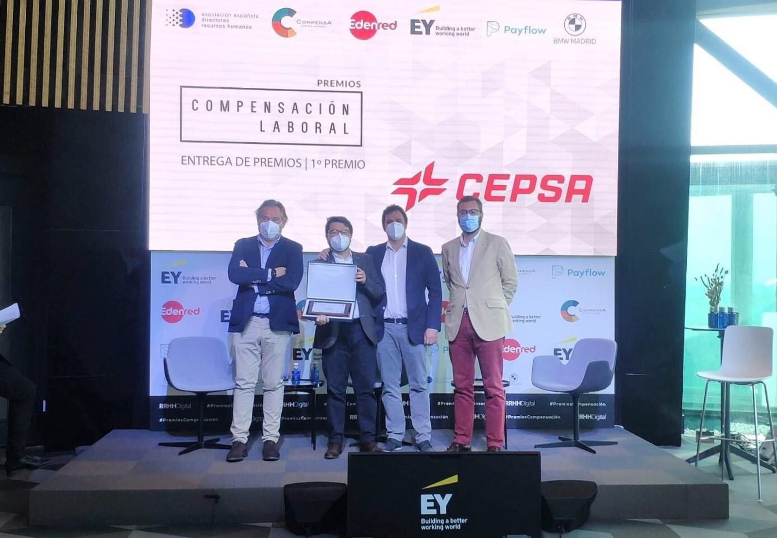 Responsables de Cepsa recogiendo los I Premios de Compensación Laboral
