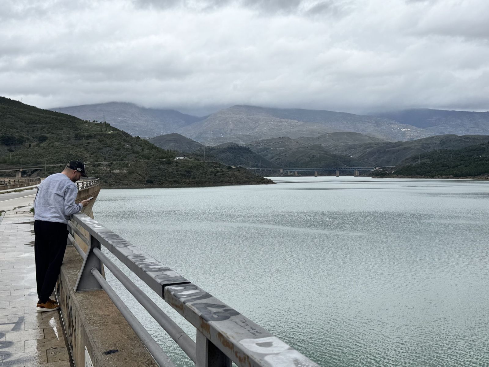 Un hombre observa la presa este mismo miércoles