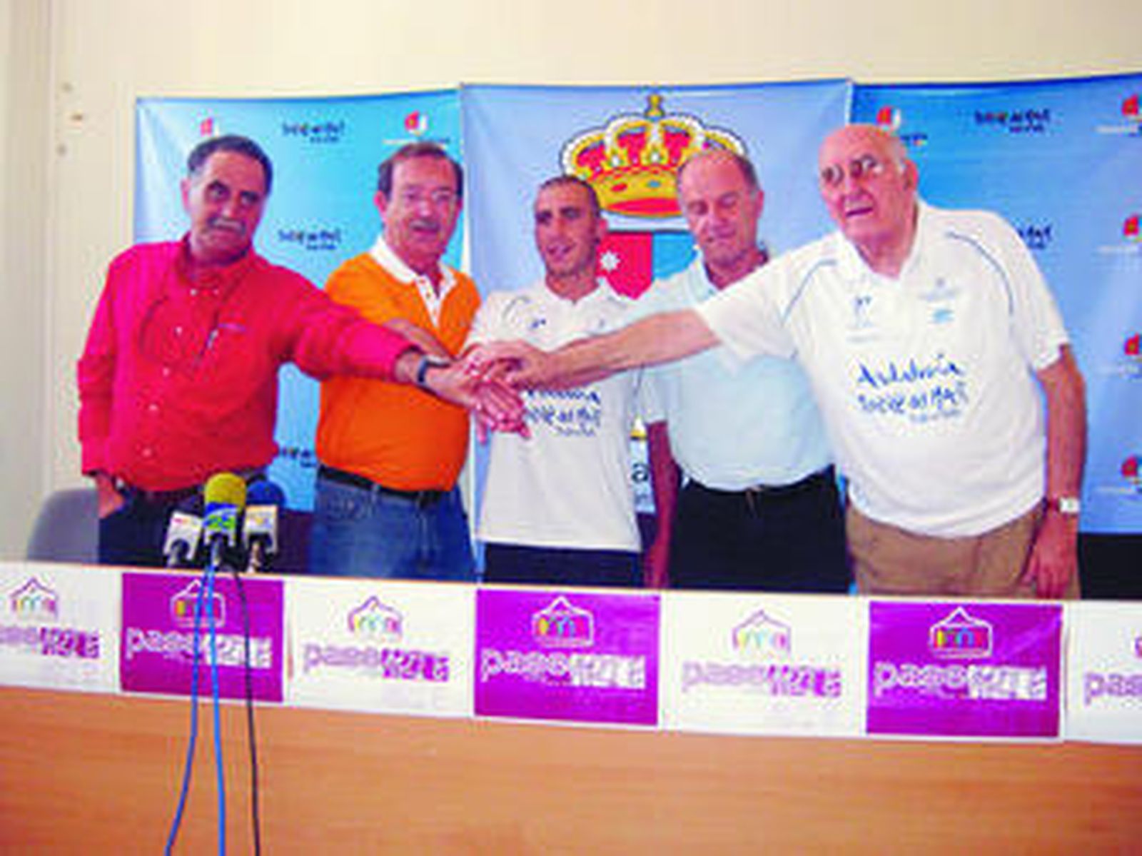 Quintana en su visita a la tenencia de Alcaldía de Torre del Mar.