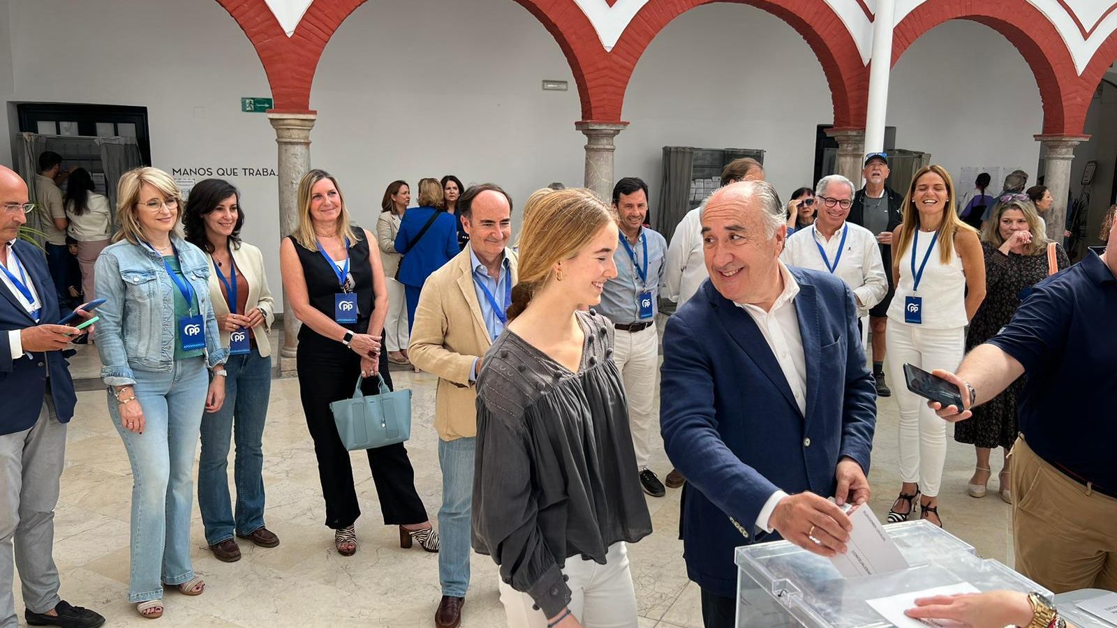 José Ignacio Landaluce, junto a su sobrina, este domingo en el Museo Municipal.